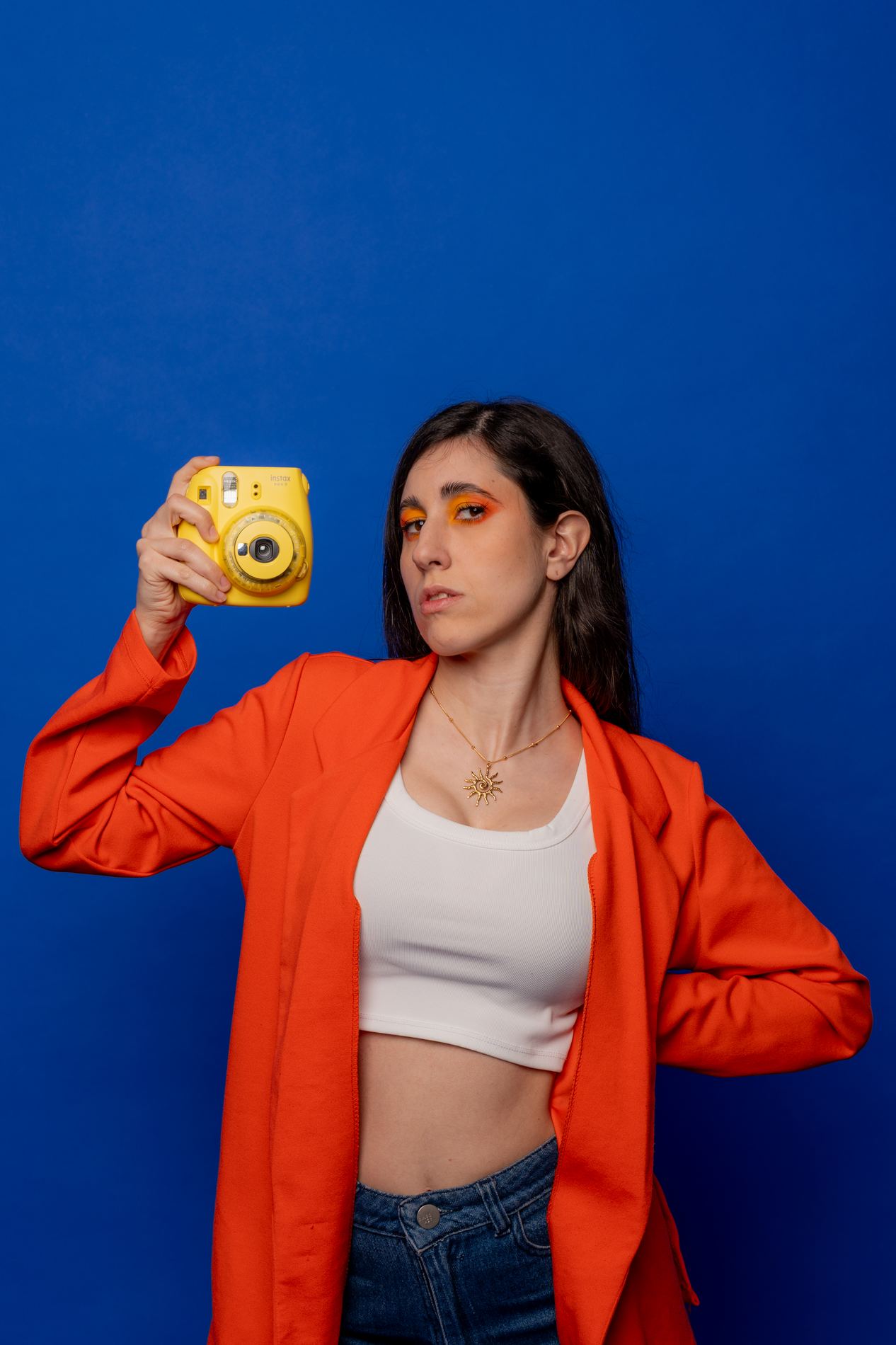 Retrato con cámara instax, fondo azul