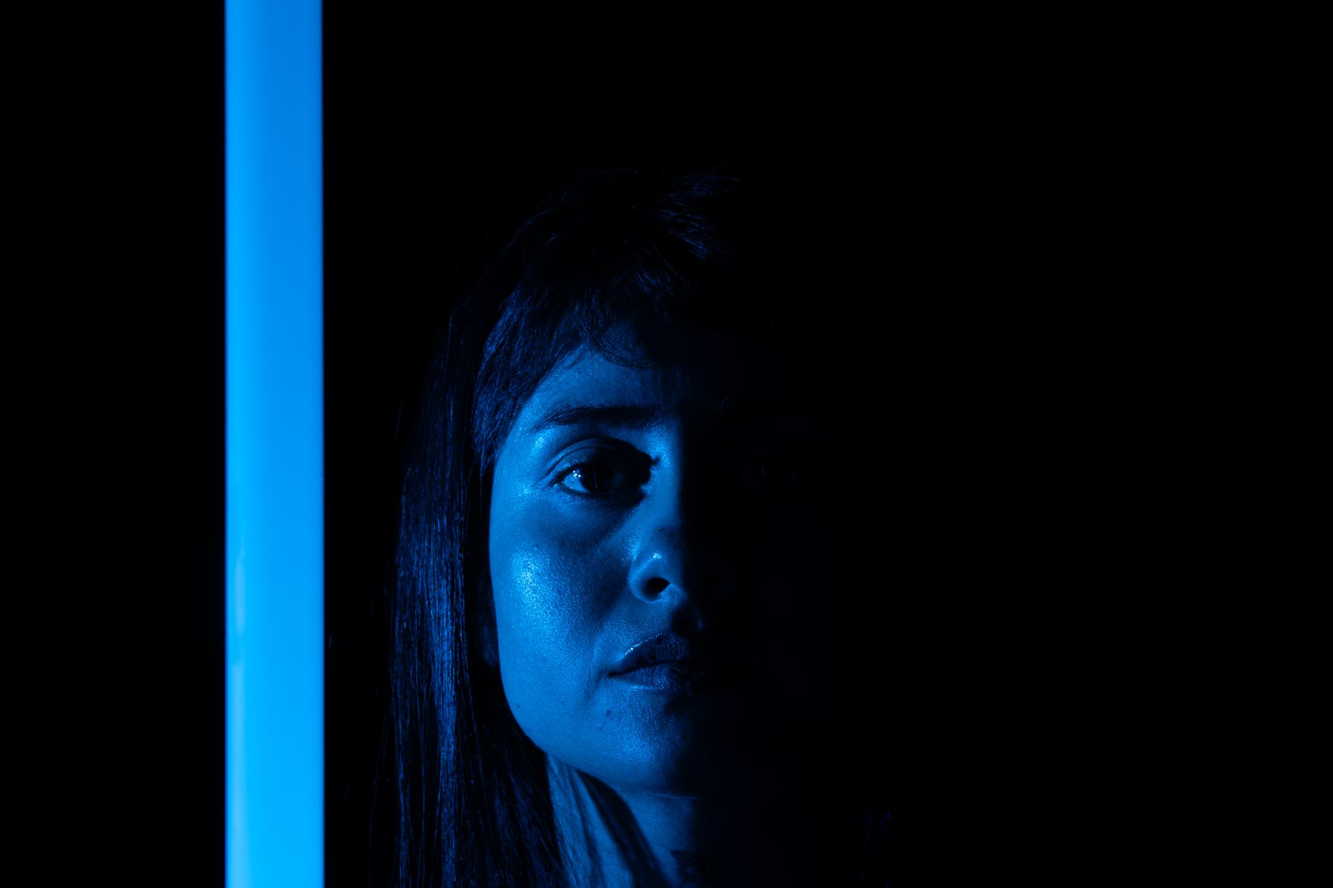Retrato con luz azul