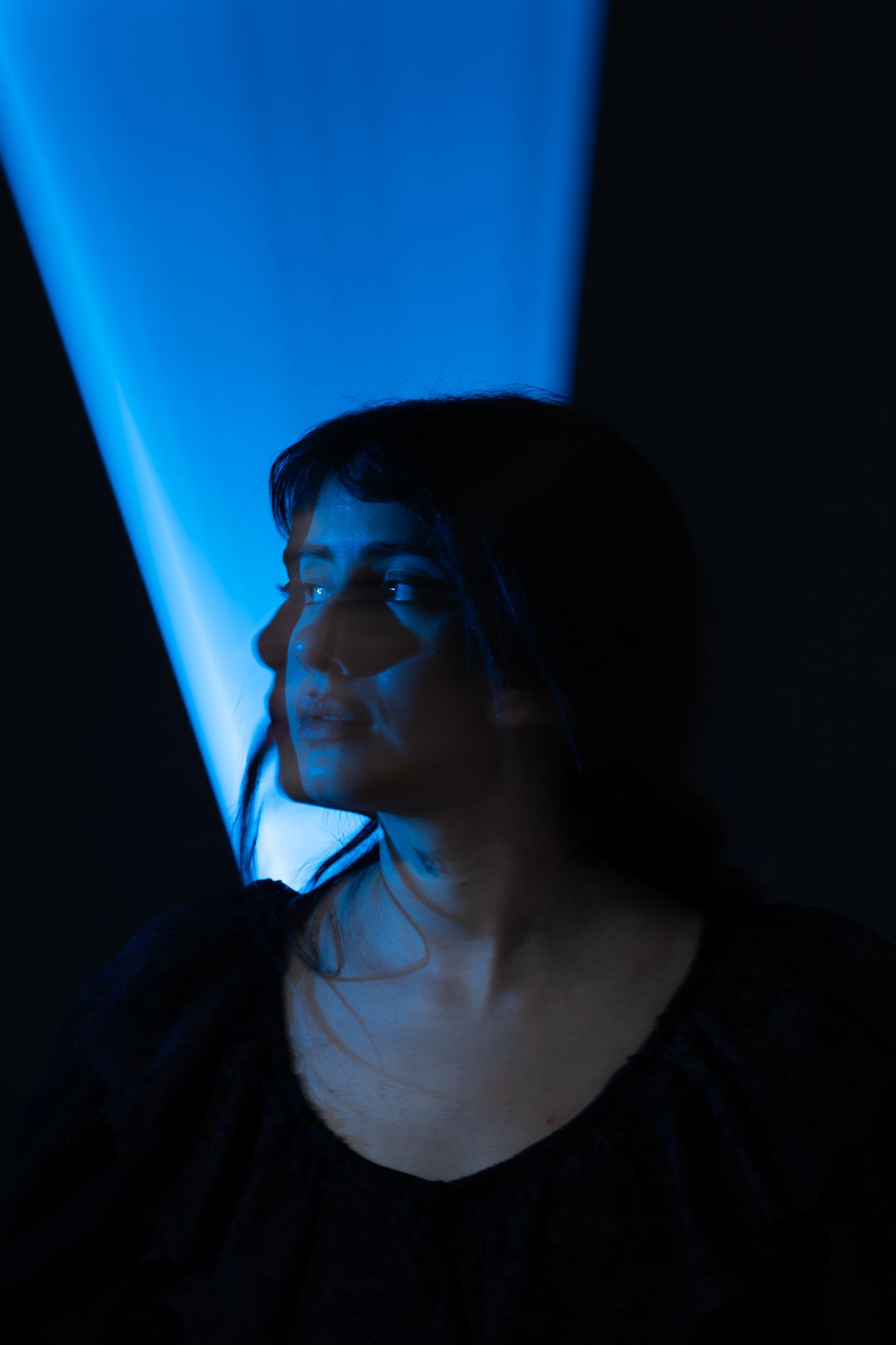 Retrato con luz azul, perfil