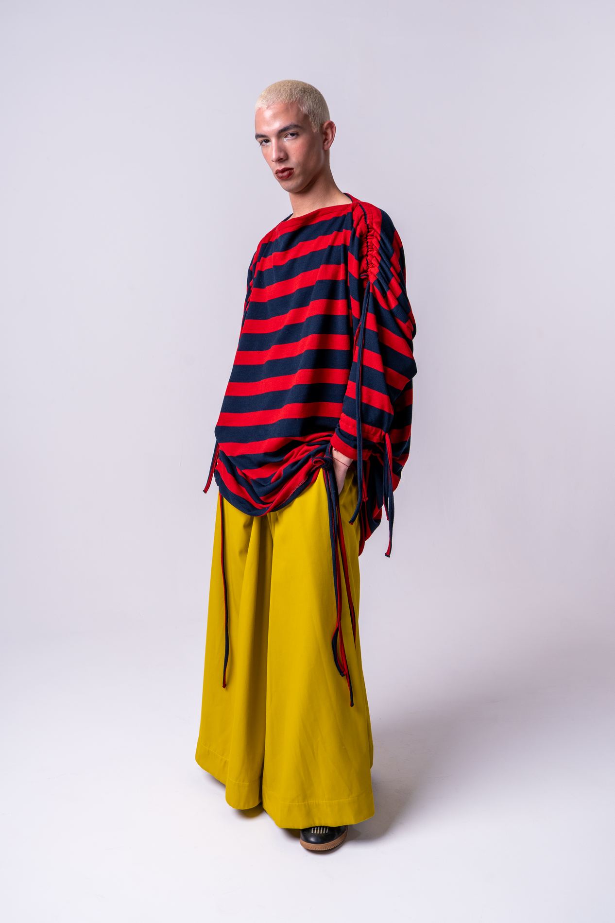Look moda, rayas rojas y azules, pantalón amarillo