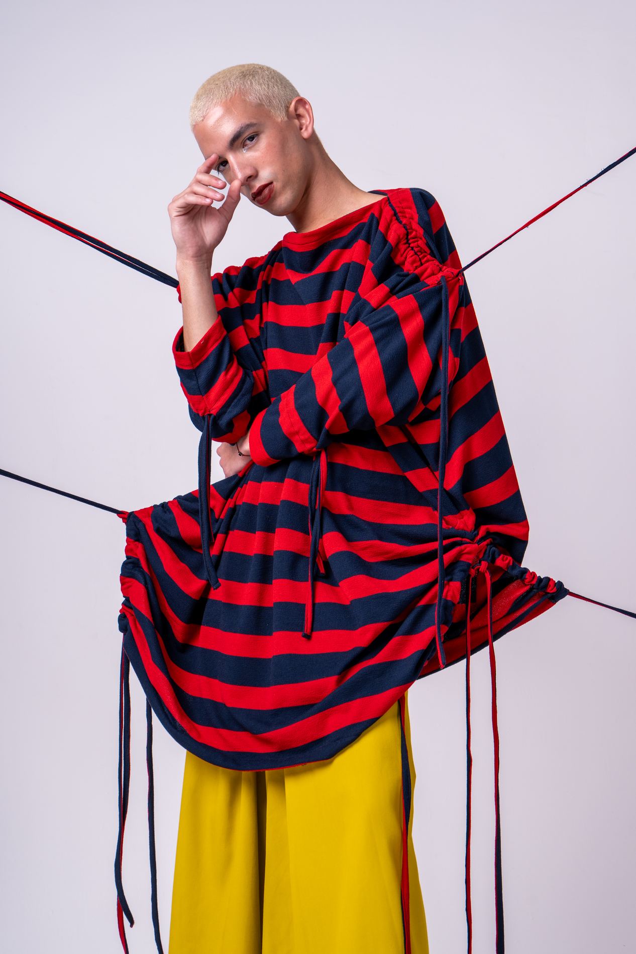 Look moda, pose editorial sobre estructura de cuerdas
