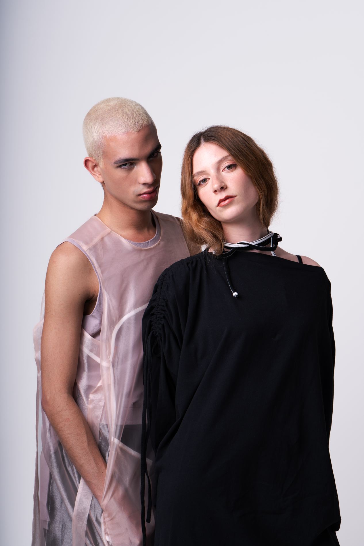 Dos modelos, looks rosa translúcido y negro
