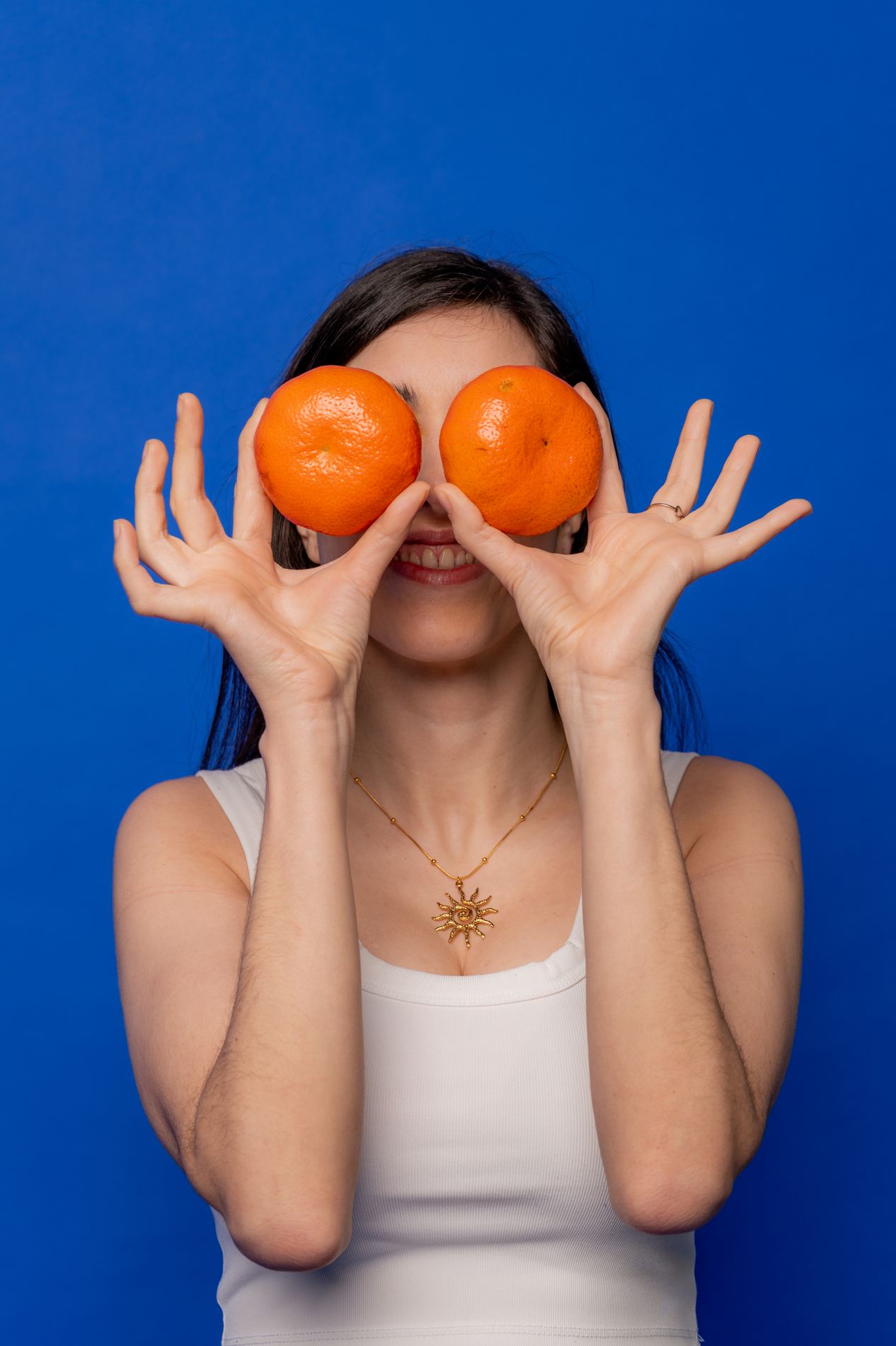 Retrato con naranjas, fondo azul