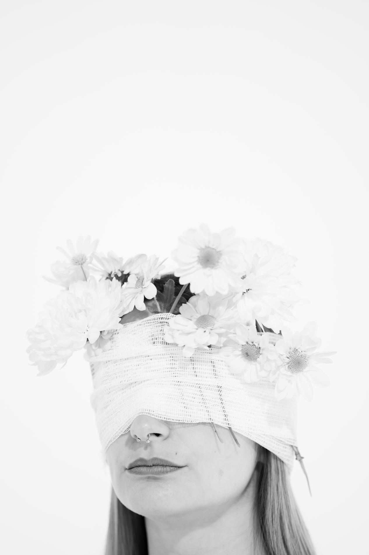 Retrato con vendaje y flores