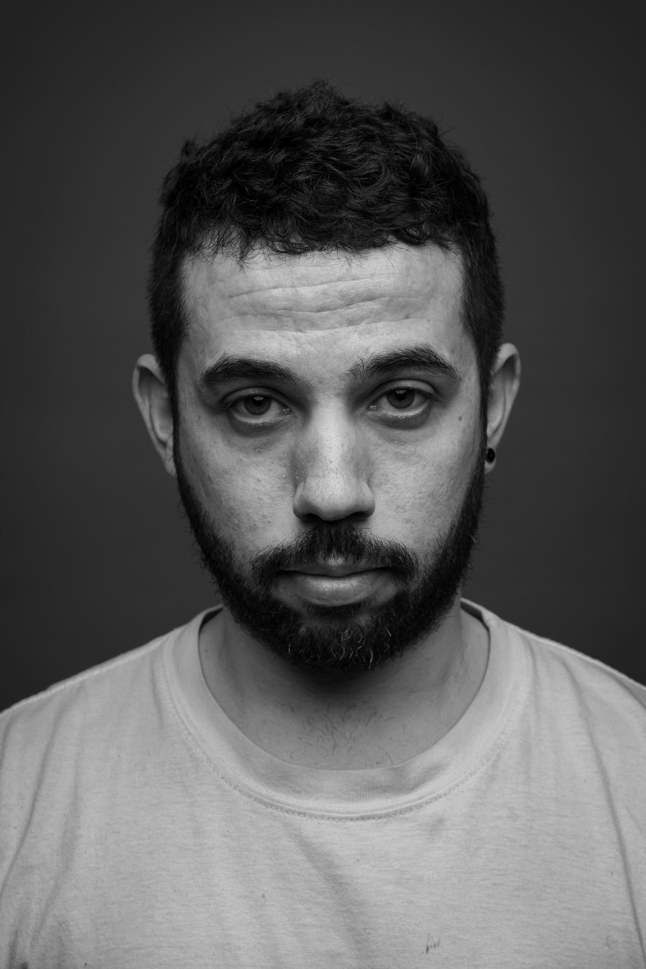 Retrato frontal en blanco y negro