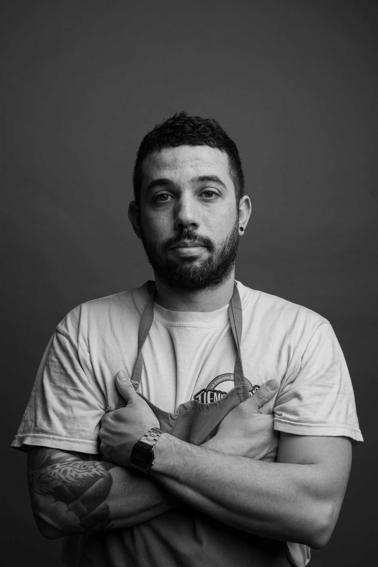 Retrato con brazos cruzados